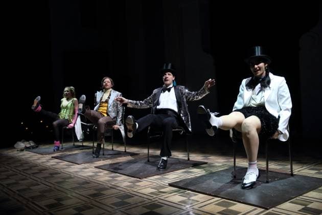 Entertainment Themen der Woche KW16 Genija Rykova (als Gigi), Henri Maximilian Jakobs (als Jo), Holger Bülow (als Martle) und Hevin Tekin (als Toni), v.l., während der Fotoprobe für das Stück House of Dance in der Schaubühne am Lehniner Platz in Berlin, 17. April 2023. Stück und Regie Tina Satter. Bühne Parker Lutz. Kostüme Enver Chakartash. Premiere ist am 19. April 2023. Schaubühne Berlin House of Dance *** Genija Rykova as Gigi , Henri Maximilian Jakobs as Jo , Holger Bülow as Martle and Hevin Tekin as Toni , v l , during the photo rehearsal for the piece House of Dance at Schaubühne am Lehniner Platz in Berlin, 17 April 2023 Written and directed by Tina Satter Set Parker Lutz Costumes Enver Chakartash Premiere is on 19 April 2023 Schaubühne Berlin House of D