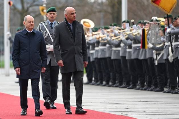 News Themen der Woche KW16 Berlin, Deutschland 18. April 2023: Empfang des Bundespräsidenten der Schweizerischen Eidgenossenschaft - 18.04.2023 Im Bild: Abschreiten der Ehrenformation, v. li. Bundeskanzler Olaf Scholz (SPD), Alain Berset, Bundespräsident der Schweizerischen Eidgenossenschaft Bundeskanzleramt Berlin *** Berlin, Germany 18 April 2023 Reception of the Federal President of the Swiss Confederation 18 04 2023 In the picture walking off the honor formation, from left Federal Chancellor Olaf Scholz SPD , Alain Berset, Federal President of the Swiss Confederation Federal Chancellery Berlin Copyright: xFotostandx xReuhlx