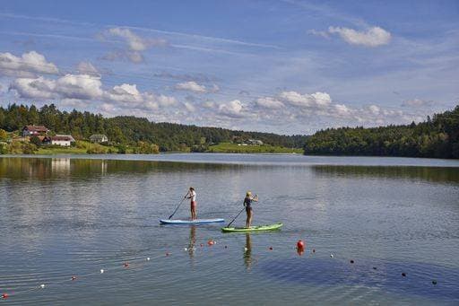 RECORD DATE NOT STATED The two females riding a stand up paddle board in the Smartinsko lake in Slovenia *** der Zwei ‘Women reitend einer Ständer Aufwärts paddeln Brett ÊIn der Smartinsko See ÊIn Slowenien 194159 ,model released, Symbolfoto