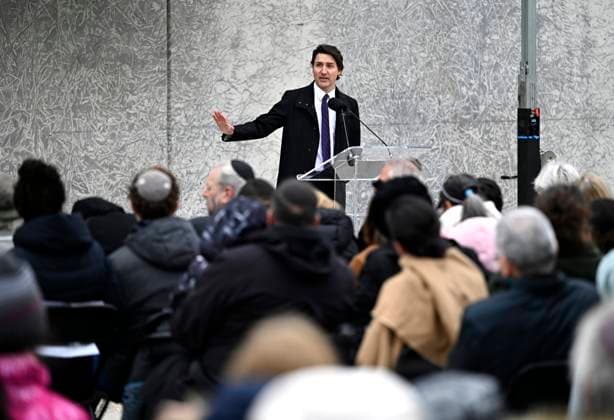 News Bilder des Tages April 18, 2023, Ottawa, ON, CAN: Prime Minister Justin Trudeau speaks during a ceremony marking Yom HaShoah, Holocaust Memorial Day, at the National Holocaust Monument in Ottawa, on Tuesday, April 18, 2023. Ottawa CAN  - ZUMAc35_ 20230418_zaf_c35_018 Copyright: xJustinxTangx
