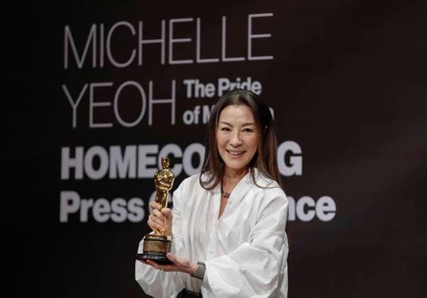 Bilder des Jahres 2023, Entertainment 04 April Entertainment Themen der Woche KW16 Entertainment Bilder des Tages April 18, 2023, Kuala Lumpur, Malaysia: Malaysian actress Michelle Yeoh, holds up the Oscar statuette during a press conference in Kuala Lumpur. Michelle won the award for the Best Actress in a leading role for Everything Everywhere All At Once at the Oscar. Kuala Lumpur Malaysia - ZUMAs197 20230418_zaa_s197_156 Copyright: xWongxFokxLoyx
