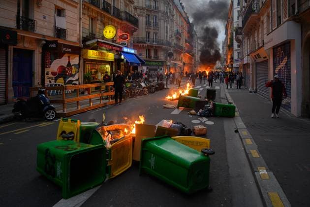 Bilder des Jahres 2023, News 04 April News Themen der Woche KW16 Frankreich, Proteste in Paris Des feux de poubelles sont allumes dans la rue du Chateau d eau (10 Arr.) a Paris par les manifestants lors de la manifestation sauvage a Paris le 17 Avril 2023.  JulienxMattiax xLexPictorium LePictorium_0279604