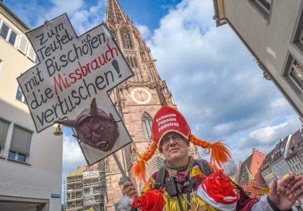 Bilder des Jahres 2023, News 04 April News Themen der Woche KW16 News Bilder des Tages Guenter Nakath protestiert in Bischofsmontur vor dem Freiburger Muenster am Tag der Veroeffentllichung des Missbrauchsgutachten der Erzdiozoese Freiburg. Das Gutachten beschreibt eine beispiellose jahrelange Vertuschung sexualisierten Missbrauchs in der Erzdiozoese und erhebt schwere Vorwuerfe gegen Robert Zollitsch, den ehemaligen Freiburger Erzbischof und Vorsitzenden der Deutschen Bischofskonferenz .Auf dem Transparent steht: Zum Teufel mit Bischoefenb, die Missbrauch vertuschen! *** Guenter Nakath protests in bishops uniform in front of the Freiburg Cathedral on the day of the publication of the abuse report of the Archdiocese of Freiburg The report describes an unprecedented cover-up of sexualized abuse in the Archdiocese over many