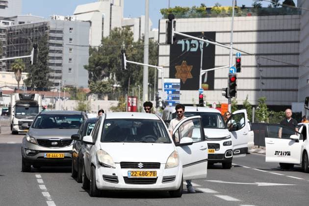 Bilder des Jahres 2023, News 04 April News Themen der Woche KW16 News Bilder des Tages (230418) -- TEL AVIV, April 18, 2023 -- People stand in silence as a siren sounds to commemorate Jewish Holocaust victims in Tel Aviv, Israel, on April 18, 2023. Sirens sounded across Israel on Tuesday morning as the country came to a halt to commemorate the 6 million Jewish victims of the Nazi genocide during World War II. ( via Xinhua) ISRAEL-TEL AVIV-HOLOCAUST VICTIMS-COMMEMORATION GideonxMarkowicz JINI 