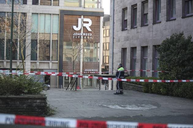Bilder des Jahres 2023, News 04 April News Themen der Woche KW16 News Bilder des Tages Polizei Großeinsatz nach Messerangriff bei JOHN REED Fitness in der Duisburger Altstadt *** NUR FÜR REDAKTIONELLE ZWECKE *** EDITORIAL USE ONLY ***<p>Polizei Großeinsatz nach Messerangriff bei JOHN REED Fitness in der Duisburger Altstadt am 18.04.2023, Deutschland NRW Duisburg Copyright: ZoltanxLeskovar *** Police large-scale operation after knife attack at JOHN REED Fitness in Duisburg Old Town FOR EDITORIAL PURPOSES ONLY EDITORIAL USE ONLY p Police large-scale operation after knife attack at JOHN REED Fitness in Duisburg Old Town on 18 04 2023, Germany NRW Duisburg Copyright ZoltanxLeskovar Copyright: ZoltanxLeskovar doc7ptyq19uoqxm8ot63wv ,EDITORIAL USE ONLY