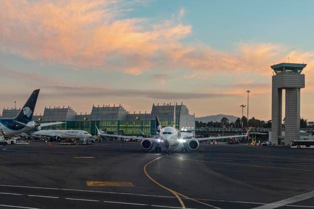 Mexiko Stadt, Mexiko, AeroMexico Jets am Boden des internationalen Flughafens von Mexiko Stadt (Aeropuerto Internacional Benito Juárez), Mittelamerika Copyright: imageBROKER JimxWest ibljiw09192924.jpg