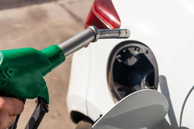 Nahaufnahme einer Hand mit der Pistole beim Betanken von Benzin oder Dieselkraftstoff in einem weißen Auto. Konzept von Transport, Energiekrise, Ölkrise. Voller Tank in der Mitte einer Preiskrise an der Zapfsäule *** Close-up a Hand with the Pistol at refuel from Petrol Or Diesel fuel in a white Car Concept from Transportation, Energy crisis, Oil crisis full Tank in the Middle a Price crisis to the Petrol pump Copyright: imageBROKER UnaixHuizi ibxuhu09196612.jpg ,model released, Symbolfoto ,property released
