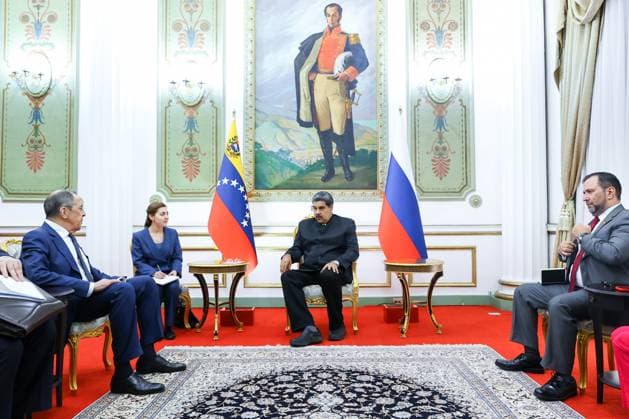 News Themen der Woche KW16 News Bilder des Tages VENEZUELA, CARACAS - APRIL 19, 2023: Russia s Minister of Foreign Affairs Sergei Lavrov (L) and Venezuela s President Nicolas Maduro (C) are seen during a meeting at Miraflores Palace. Russian Foreign Ministry Press Service TASS  58507691