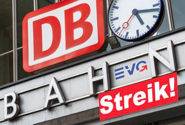 Bundesweiter Warnstreik der Eisenbahngewerkschaft EVG am Freitag, Tarifstreit mit der Deutschen Bahn, Symbolfoto, München, April 2023 Deutschland, München, April 2023, bundesweiter Warnstreik bei der Bahn am Freitag, 21. April, der Regional- und Fernverkehr sind betroffen, die Eisenbahn- und Verkehrsgewerkschaft EVG fordert u.a. 12 % mehr Lohn und eine Laufzeit von 12 Monaten, Symbolfoto Tarifrunde, Tarifverhandlungen, Gewerkschaft, Deutsche Bahn, DB Logo am Münchner Hauptbahnhof, Verkehr, Bahnverkehr, Fotomontage, Bayern, *** Nationwide warning strike of the railroad union EVG on Friday, collective bargaining dispute with Deutsche Bahn, symbol photo, Munich, April 2023 Germany, Munich, April 2023, nationwide warning strike at the railro