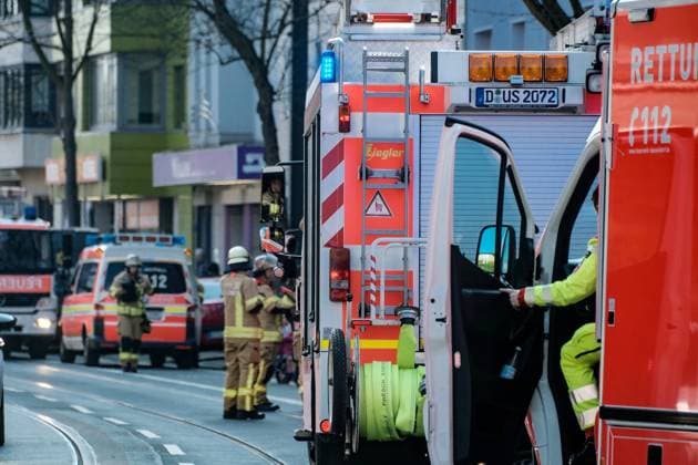 Feuerwehr und Notarzt, Symbolfotos Düsseldorf 19.04.2023 Feuerwehr Notarzt Blaulicht Sondersignal Notfall Rettungseinsatz Drehlicht Rettung Wegerecht Feuerwehrwagen Feuerwehrmann Feuerwehrmänner Düsseldorf Nordrhein-Westfalen Deutschland *** Duesseldorf 19 04 2023 fire department emergency doctor blue light special signal emergency rescue turn light rescue right of way fire engine fireman firemen Duesseldorf North Rhine Westphalia Germany