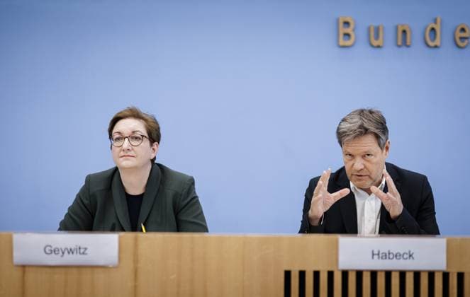 News Themen der Woche KW16 News Bilder des Tages Robert Habeck (Buendnis 90 Die Gruenen), Bundesminister fuer Wirtschaft und Klimaschutz und Vizekanzler, aufgenommen im Rahmen einer Pressekonferenz in der Bundespressekonferenz in Berlin zum Thema Novelle des Gebaeudeenergiegesetzes und das neue Foerderkonzept erneuerbares Heizen. 19.04.2023. Berlin Deutschland *** Robert Habeck Buendnis 90 Die Gruenen , Federal Minister for Economic Affairs and Climate Protection and Vice Chancellor, recorded during a press conference at the Federal Press Conference in Berlin on the subject of the amendment to the Building Energy Act and the new support concept renewable heating 19 04 2023 Berlin Germany Copyright: xFelixxZahn photothek.netx