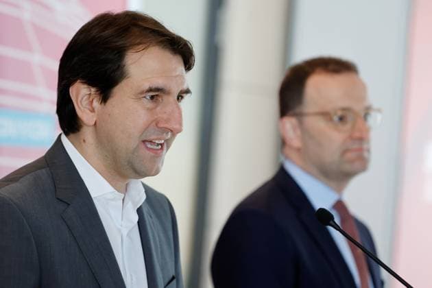 News Themen der Woche KW16 News Bilder des Tages Energiepolitische Sprecher der CDU CSU-Fraktion im Bundestag, Andreas Jung, Stellvertretenden Vorsitzenden der CDU CSU-Bundestagsfraktion, Jens Spahn, Deutschland, Berlin, Reichstag, Statement Spahn Jung zu Kabinettsbeschluss zum Gebäudeenergiegesetz *** Energy policy spokesman of the CDU CSU parliamentary group in the Bundestag, Andreas Jung, Deputy Chairman of the CDU CSU parliamentary group in the Bundestag, Jens Spahn, Germany, Berlin, Reichstag, statement Spahn Jung on cabinet decision on building energy law