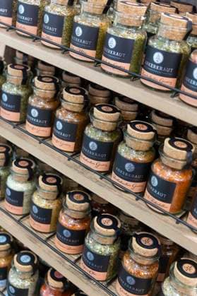 Die SPOGA in der Koelnmesse ist größte Gartenlifestyle-Messe der Welt. Stand mit Gewürzen von Ankerkraut . *** SPOGA at Koelnmesse is the largest garden lifestyle fair in the world. Stand with spices from Ankerkraut . Nordrhein-Westfalen Deutschland, Germany OutdoorKitchen024