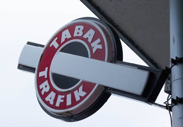 18.04.2023, Braunau, AUT, Unterwegs in OBERÖSTERREICH, Reportage, Fototermin, Verschiedene Themenbilder, Themenbild, im Bild Zigarette, Zigaretten, Zigarettenschachtel, Packung, Trafik, Preis, Preiserhöhung, Marlboro, Lucky, Verschiedene Sorten, Feature, Trafik, Zigarren, Lotto, Lotto Plus, Österreichische Lotterien, Tabak-Trafik Tafel, Tafel, Tabak-Trafik, *** 18 04 2023, Braunau, AUT, On the road in UPPER AUSTRIA, reportage, photo shoot, various theme images, theme image, in the picture cigarette, cigarettes, cigarette pack, pack, tobacconist, price, price increase, Marlboro, Lucky, various varieties, feature, tobacconist, cigars, Lotto, Lotto Plus, Austrian Lotteries, tobacco tobacconist blackboard, blackboard, tobacco tobacconist,