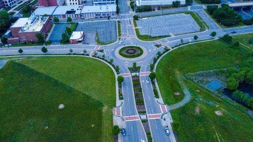 An aerial shot of a roundabout street in Winston-Salem, USA *** An&Verkauf aerial erschossen des einer Kreisverkehr Straße ÊIn Winston Salem, USA 2175292
