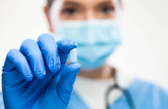 Female UK NHS GP general practitioner doctor wearing protective face mask,gloves,holding blue pill,selective macro detail focus,patient cure and remedy for illness or disease,prescription drug concept Female UK NHS GP general practitioner doctor wearing protective face mask,gloves,holding blue pill,selective macro detail focus,patient cure and remedy for illness or disease,prescription drug concept ,model released, Symbolfoto Copyright: xZoonar.com MilosxDrndarevicx 18095433 ,model released, Symbolfoto ,property released