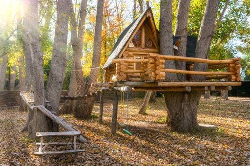 IMAGO Creative, Leben im Bamhaus A big tree house in the fall park *** einer groß Baum Haus ÊIn der herabfallen parkähnliche 2189240
