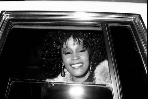 RECORD DATE NOT STATED 19th Annual NAACP Image Awards (1987) - Whitney Houston pulls over after photographer Ray Johnson (18 years of age), chases down limo after leaving. *** 19th jähriges NAACP Abbild Auszeichnungen 1987 Whitney Housten zieht trueber nachdem Fotograf Ray Johnson 18 Jahre des Alter , Verfolgungsjagden nieder limo nachdem lassende 2198668