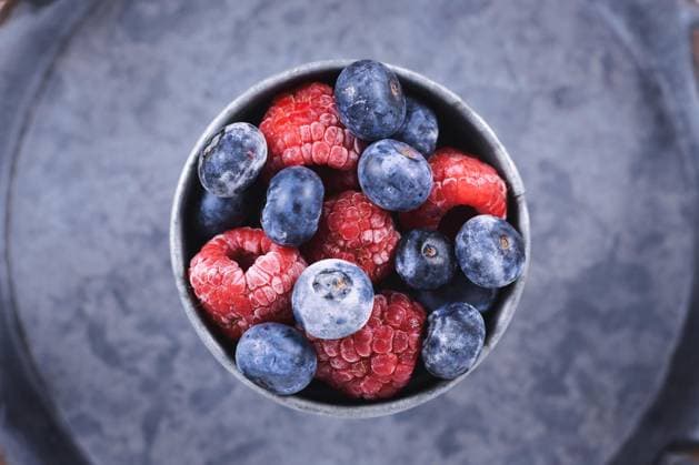  Draufsicht auf gemischte Heidelbeer und Himbeerfrüchte im Eisenbecher *** Top view at mixed Blueberry and Himbeerfrüchte at Iron cup Copyright: imageBROKER/Firn ibxmob09200367.jpg