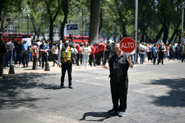 (230419) -- MEXICO CITY, April 19, 2023 -- People take part in the First National Drill 2023 in Mexico City, capital of Mexico, on April 19, 2023. ) MEXICO-MEXICO CITY-EARTHQUAKE-NATIONAL DRILL XinxYuewei 