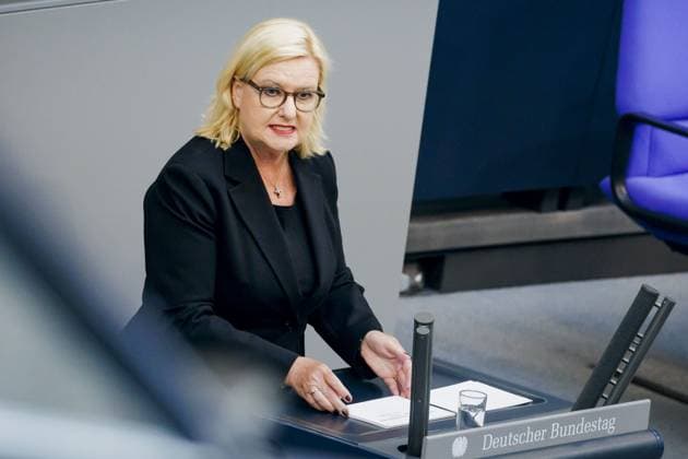News Themen der Woche KW16 News Bilder des Tages Die Wehrbeauftragte des Deutschen Bundestages, Eva Hoegl, SPD, spricht im Bundestag. Berlin, 20.04.2023 Berlin Deutschland *** The Commissioner for the Armed Forces of the German Bundestag, Eva Hoegl, SPD, speaks in the Bundestag Berlin, 20 04 2023 Berlin Germany Copyright: xThomasxTrutschel photothek.dex