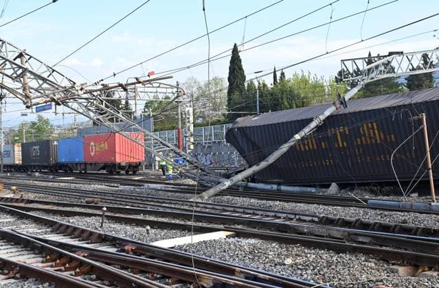 Bilder des Jahres 2023, News 04 April News Themen der Woche KW16 April 20, 2023, FLORENCE, Italy: Workers work alongside a derailed freight train on the tracks near the station of Firenze Castello, in Florence, Italy, 20 April 2023. Railway traffic is interrupted today between Florence and Bologna due to the derailment of some wagons of a freight train in the Firenze Castello station.ANSA CLAUDIO GIOVANNINI FLORENCE Italy - ZUMAa110 20230420_zaf_a110_001 Copyright: xClaudioxGiovanninix