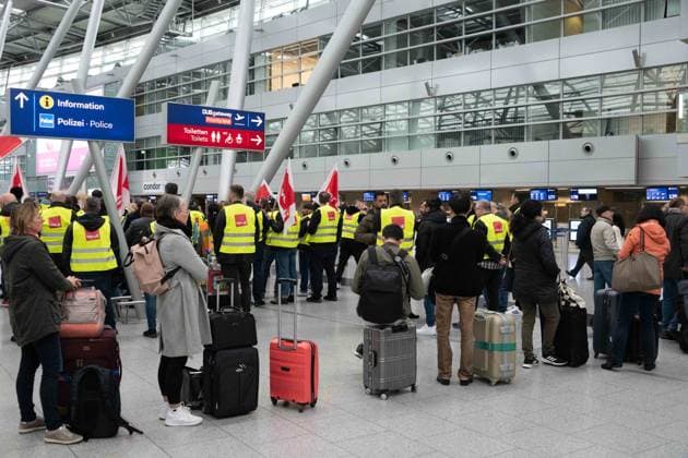 News Themen der Woche KW16 News Bilder des Tages Verdi Streikposten stehen in der Schalterhalle, Kundgebung, im Vordergrund eine Warteschlange von Passagieren, Warnstreiks am Flughafen Duesseldorf DUS, Die Gewerkschaft Ver.di droht mit Streik-Ausweitung Ver.di will so Druck in den Tarifverhandlungen machen. An drei deutschen Flughaefen hat ein ganztaegiger Warnstreik angelaufen. Die Gewerkschaft ver.di will Gehaltserhoehungen fuer Beschaeftigte im oeffentlichen Dienst, das Bodenpersonal und die Belegschaft bei der Luftsicherheit erreichen, Flughafen Duesseldorf, 20.04.2023. *** Verdi pickets stand in the counter hall, rally, in the foreground a queue of passengers, warning strikes at Duesseldorf Airport DUS, The union Ver di threatens with strike expansion Ver di wants to make so pr