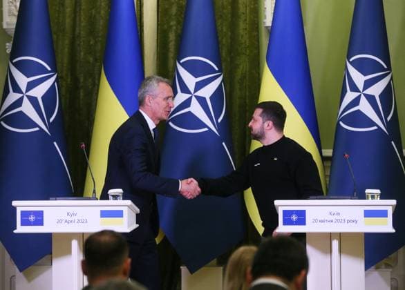 Bilder des Jahres 2023, News 04 April News Themen der Woche KW16 News Bilder des Tages NATO Secretary General Jens Stoltenberg Visits Kyiv, Amid Russia s Invasion Of Ukraine NATO Secretary General Jens Stoltenberg (L) and Ukrainian President Volodymyr Zelensky (R) shake hands during a joint a press-conference, following their meeting in Kyiv, Ukraine on 20 April 2023, amid Russia s invasion of Ukraine. Kyiv Ukraine  Copyright: xSTRx originalFilename: sindeyev-notitle230420_npkj0.jpg