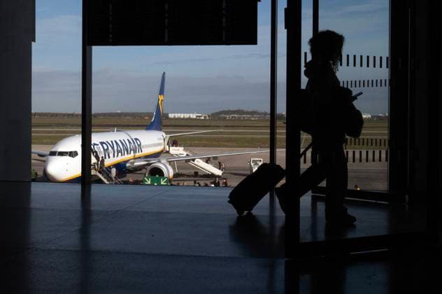 31.03.2023, Schoenefeld, Brandenburg, GER - Silhouette: Reisende im Terminal 2 des Flughafen BER. (Airport, Alltag, BER, Berlin-Brandenburg International, Berlin-Schoenefeld, Brandenburg, deutsch, Deutschland, Doppelseite, Europa, europaeisch, Flughafen, Flughafen Schoenefeld, Flughafenterminal, Flugpassagierin, Flugzeug, Frau, Gegenlicht, Gegenlichtaufnahme, Gesellschaft, innen, Innenaufnahme, Koffer, Mensch, Passagierin, Person, QF, Querformat, Reise, Reisende, Rollkoffer, Ryanair, Schattenriss, Schoenefeld, Silhouette, Terminal, Terminal 2, Tourismus, Umriss, Urlaub, Urlauber, Wartehalle, Westeuropa, Wirtschaft, zivile Luftfahrt, Zivilluftfahrt) 230331D183SCHOENEFELD.JPG *** 31 03 2023, Schoenefeld, Brandenburg, GER silhouette traveler