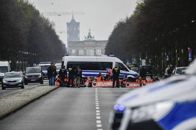 Bilder des Jahres 2023, News 04 April News Themen der Woche KW16 News Bilder des Tages RECORD DATE NOT STATED Letzte Generation *** NUR FÜR REDAKTIONELLE ZWECKE *** EDITORIAL USE ONLY ***<p>Mitglieder der letzten Generation protestieren am 20. April 2023 auf der Straße des 17. Juni in Berlin, indem sie sich auf der Straße festkleben. Berlin Copyright: RetoxKlar *** Last Generation FOR EDITORIAL PURPOSES ONLY EDITORIAL USE ONLY p Members of the Last Generation protest by sticking to the street of June 17 in Berlin on April 20, 2023 Berlin Copyright RetoxKlar Copyright: RetoxKlar doc7puw7noc92x1g8wbbmdn ,EDITORIAL USE ONLY