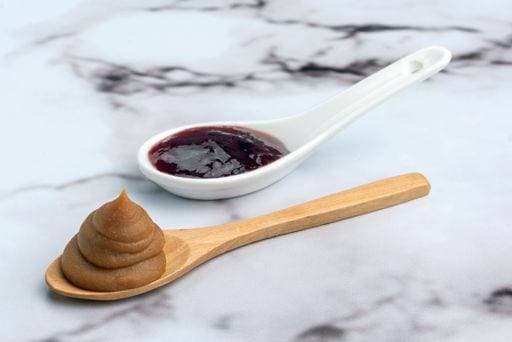 RECORD DATE NOT STATED A closeup shot of two different spoons with jam and peanut butter *** einer closeupe erschossen des Zwei unterschiedlich Löffel mit Marmelade und Erdnuß butter 2312616