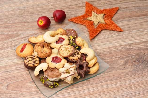 Weihnachtsgebaeck Weihnachtsgebaeck mit Dekoration . Baked cookies on a plate for Christmas. Copyright: xZoonar.com zoonar KarinxJähnex 9928288
