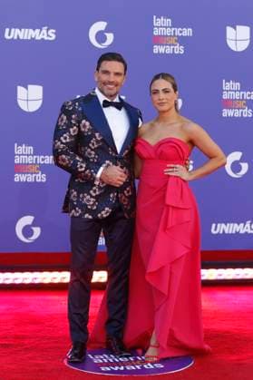Argentinean-Puerto Rican actor Julián Gil and his partner Valeria Marín pose on the red carpet of the Latin American Music Awards (Latin AMAs) at the MGM Grand Garden Arena in Las Vegas, Nevada, USA, 20 April 2023. Featuring Bad Bunny, Becky G and Daddy Yankee as favorites, this year s nominations highlight artists spanning all genres of Latin music in 26 categories. Red carpet of the Latin AMAs Awards in Las Vegas !ACHTUNG: NUR REDAKTIONELLE NUTZUNG!  Copyright: xRondaxChurchillx USA6374 20230421-86f6016e28a5176b18e177203d2921b6eb046b66