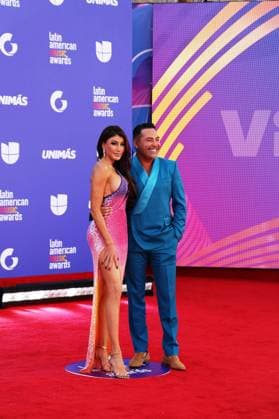 Boxing promoter Oscar de la Hoya and his partner Holly Sanders poses on the red carpet of the Latin American Music Awards (Latin AMAs) at the MGM Grand Garden Arena in Las Vegas, Nevada, USA, 20 April 2023. Featuring Bad Bunny, Becky G and Daddy Yankee as favorites, this year s nominations highlight artists spanning all genres of Latin music in 26 categories. Red carpet of the Latin AMAs Awards in Las Vegas !ACHTUNG: NUR REDAKTIONELLE NUTZUNG!  Copyright: xRondaxChurchillx USA6384 20230421-d6f4cd79839478fb5478e33fcfd5a7463fbb4bde
