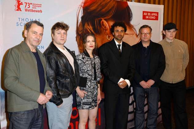 Bilder des Jahres 2023, Entertainment 04 April Entertainment Themen der Woche KW16 Entertainment Bilder des Tages Christian Petzold, Thomas Schubert, Paula Beer, Langston Uibel, Matthias Brandt und Enno Trebs bei der Premiere des Kinofilms Roter Himmel im Kino International. Berlin, 20.04.2023 *** Christian Petzold, Thomas Schubert, Paula Beer, Langston Uibel, Matthias Brandt and Enno Trebs at the premiere of the feature film Red Sky at Kino International Berlin, 20 04 2023 Foto:xS.xGabschx xFuturexImage