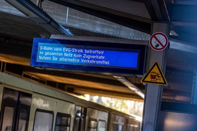 Anzeige der Fahrgastinformation während des EVG Streik am 21. April 2023 am Bahnhof Teltow Stadt in Brandenburg. Bahnstreik in Brandenburg *** Display of passenger information during the EVG strike on 21 April 2023 at the station Teltow city in Brandenburg railroad strike in Brandenburg