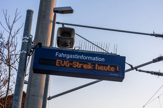 Anzeige der Fahrgastinformation während des EVG Streik am 21. April 2023 am Bahnhof Großbeeren in Brandenburg. Bahnstreik in Brandenburg *** Display of passenger information during the EVG strike on 21 April 2023 at the station Großbeeren in Brandenburg railroad strike in Brandenburg