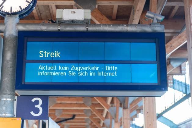 Oldenburg EVG Streik am Hauptbahnhof Oldenburg, 21.04.2023 GER, EVG Streik am Hauptbahnhof Oldenburg, 21.04.2023 Im Digitale Anzeigetafeln mit Hinweisen zu Zugausfaellen aufgrund des Streiks. Aufgrund des Warnstreiks der Gewerkschaft EVG fahren am Freitagmorgen im Berufsverkehr keine Zuege am Hauptbahnhof Oldenburg. Nur wenige Menschen sind dennoch zum Bahnhof gekommen. *** Oldenburg EVG strike at the main station Oldenburg, 21 04 2023 GER, EVG strike at the main station Oldenburg, 21 04 2023 Im Digital display boards with information about train cancellations due to the strike Due to the warning strike of the union EVG, no trains run on Friday morning in rush hour at the main station Oldenburg Only a few people have come to the stati Copyright: xFabianxSteffensx EP_FSS