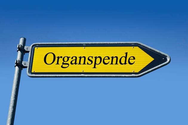 Wegweiser mit Organspende Wegweiser mit Organspende, 21.04.2023, Borkwalde, Brandenburg, In einem Wegweiser steht der Schriftzug Organspende. *** Signpost with organ donation Signpost with organ donation, 21 04 2023, Borkwalde, Brandenburg, In a signpost is the writing organ donation