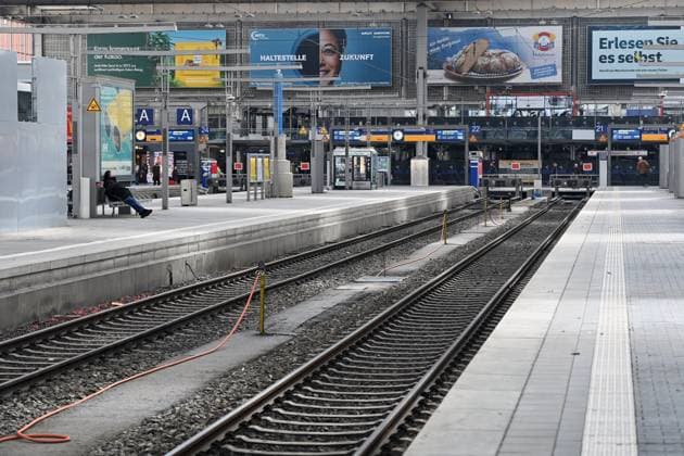 Streik am Freitag , 21.04.2023 am Hauptbahnhof in Muenchen: EVG legt fuer mehrere Stunden Bahnverkehr lahm. Ein Reisender wartet auf das Ende des Streiks,leere Bahnsteige. *** Strike on Friday, 21 04 2023 at the main station in Munich EVG paralyzes rail traffic for several hours A passenger waits for the end of the strike, empty platforms