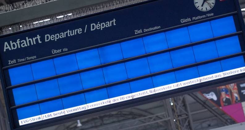 21.04.2023, xblx, Wirtschaft Bundesweiter Streik, Streik des ÖPNV , Warnstreik der Eisenbahn- und Verkehrsgewerkschaft ( EVG ) emspor, v.l. keine abfahrenden Züge im Hauptbahnhof Frankfurt, leere Anzeige (DFL DFB REGULATIONS PROHIBIT ANY USE OF PHOTOGRAPHS as IMAGE SEQUENCES and or QUASI-VIDEO) Frankfurt am Main *** 21 04 2023, xblx, economy nationwide strike, strike of public transport , warning strike of railroad and transport union EVG emspor, v l no departing trains in Frankfurt main station, empty display DFL DFB REGULATES PROHIBIT ANY USE OF PHOTOGRAPHS as IMAGE SEQUENCES and or QUASI VIDEO Frankfurt am Main