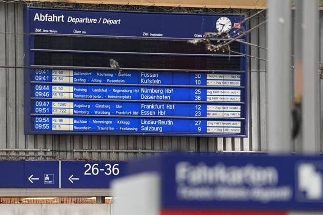 Streik am Freitag , 21.04.2023 am Hauptbahnhof in Muenchen: EVG legt fuer mehrere Stunden Bahnverkehr lahm.Infotafel mit Hinweis auf Zugausfaelle wegen Streik der EVG. *** Strike on Friday, 21 04 2023 at the main station in Munich EVG paralyzes rail traffic for several hours Information board with notice of train cancellations due to strike of the EVG