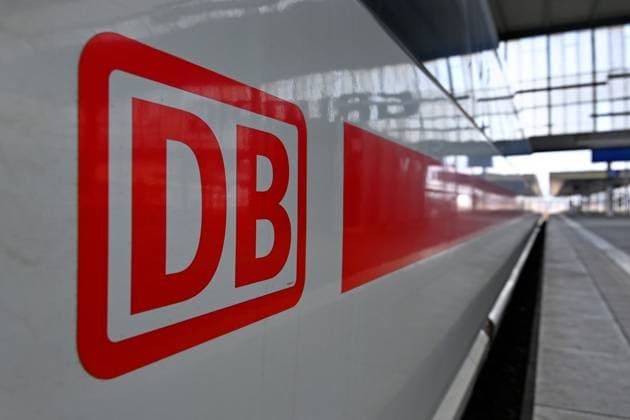 Streik am Freitag , 21.04.2023 am Hauptbahnhof in Muenchen: EVG legt fuer mehrere Stunden Bahnverkehr lahm.DB Logo an einem ICE,Close Up. *** Strike on Friday, 21 04 2023 at the main station in Munich EVG paralyzes rail traffic for several hours DB logo on an ICE, Close Up