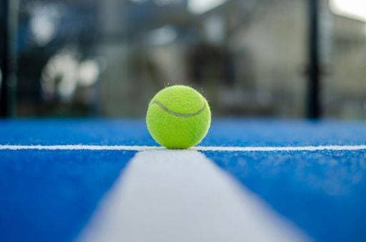 RECORD DATE NOT STATED Bright blue tennis, paddle ball or pickleball court close up of service line outdoors. selective focus *** Hell Blau tennis, paddeln Knäuel Oder pickleball Gericht schließen Aufwärts des Dienstleistung Linie outdoors selektive Fokus 19167555