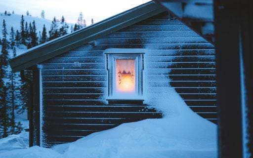 RECORD DATE NOT STATED A beautiful scenery of a village with wooden cabins covered with snow surrounded by fir trees in Norway *** einer Schönes Szenerie des einer Dorf mit hölzern Kabinen Gedeckter mit Schnee umgeben indem Edeltannen Bäume ÊIn Norwegen 247298