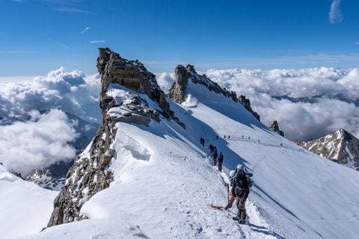 RECORD DATE NOT STATED View from the summit of Gran Paradiso in 4061m above sea level, the highest mountain that is completely in Italy. Clouds in the valley are below, blue *** Ansicht von der Gipfel des Gran Paradiso ÊIn 4061m oben Meer level, der Höchste Berg daß ist Völlig ÊIn Italien Wolken ÊIn der Tal sind below, Blau 2474191