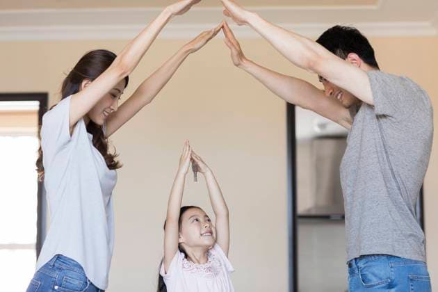 RECORD DATE NOT STATED Happy young Chinese family holding keys in their new house Beijing China Copyright: xLanexOateyx bji05380229