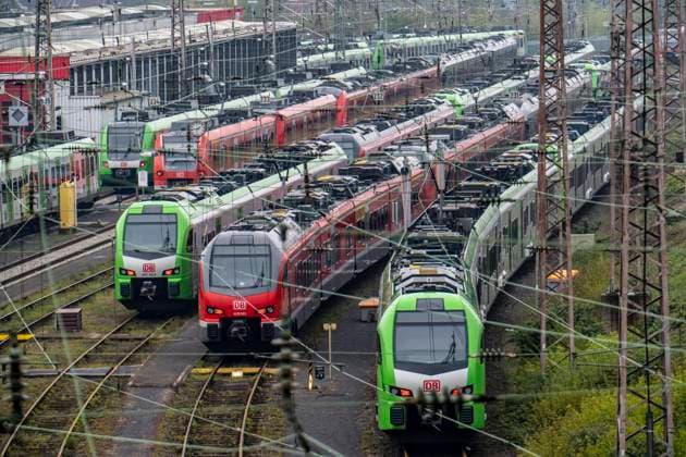 Tarifstreik der Eisenbahn- und Verkehrsgewerkschaft (EVG, )Regionalzüge, Regiobahnen, S-Bahnen, auf den Gleisen eines Bahnbetriebswerks, parken während des Streiks vor dem Hauptbahnhof Essen, NRW, Deutschland, Bahnbetrieb *** Collective bargaining strike of the railroad and transport union EVG, regional trains, Regiobahnen, S trains, on the tracks of a railroad company, parked during the strike in front of the main station Essen, NRW, Germany, railroad company