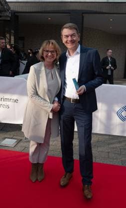Joerg SCHOENENBORN und Jona TEICHMANN, Roter Teppich, Red Carpet Show, Ankunft, arrival, 59. Verleihung des Adolf-Grimme-Preises Adolf-Grimme-Preis Grimmepreis in Marl, 21.04.2023. oÂ¥Ã‚