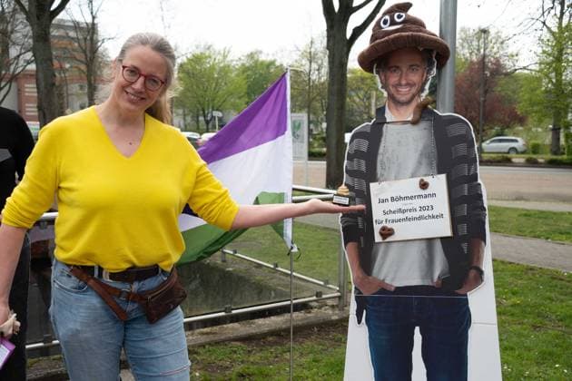 Demonstrantinnen kritisieren die Verleihung des Grimmepreises an Jan Boehmermann als ,,Grimmepreis fuer Frauenhass,, und verleihen ihm symbolisch den ,,Scheisspreis,, Roter Teppich, Red Carpet Show, Ankunft, arrival, 59. Verleihung des Adolf-Grimme-Preises Adolf-Grimme-Preis Grimmepreis in Marl, 21.04.2023. o¥Â